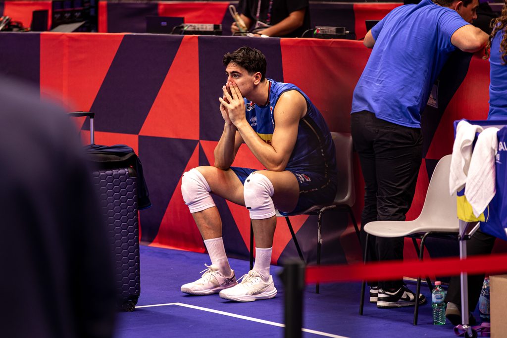 Alessandro Michieletto ist sichtlich enttäuscht über das Ausscheiden bei der Volleyball-EM.